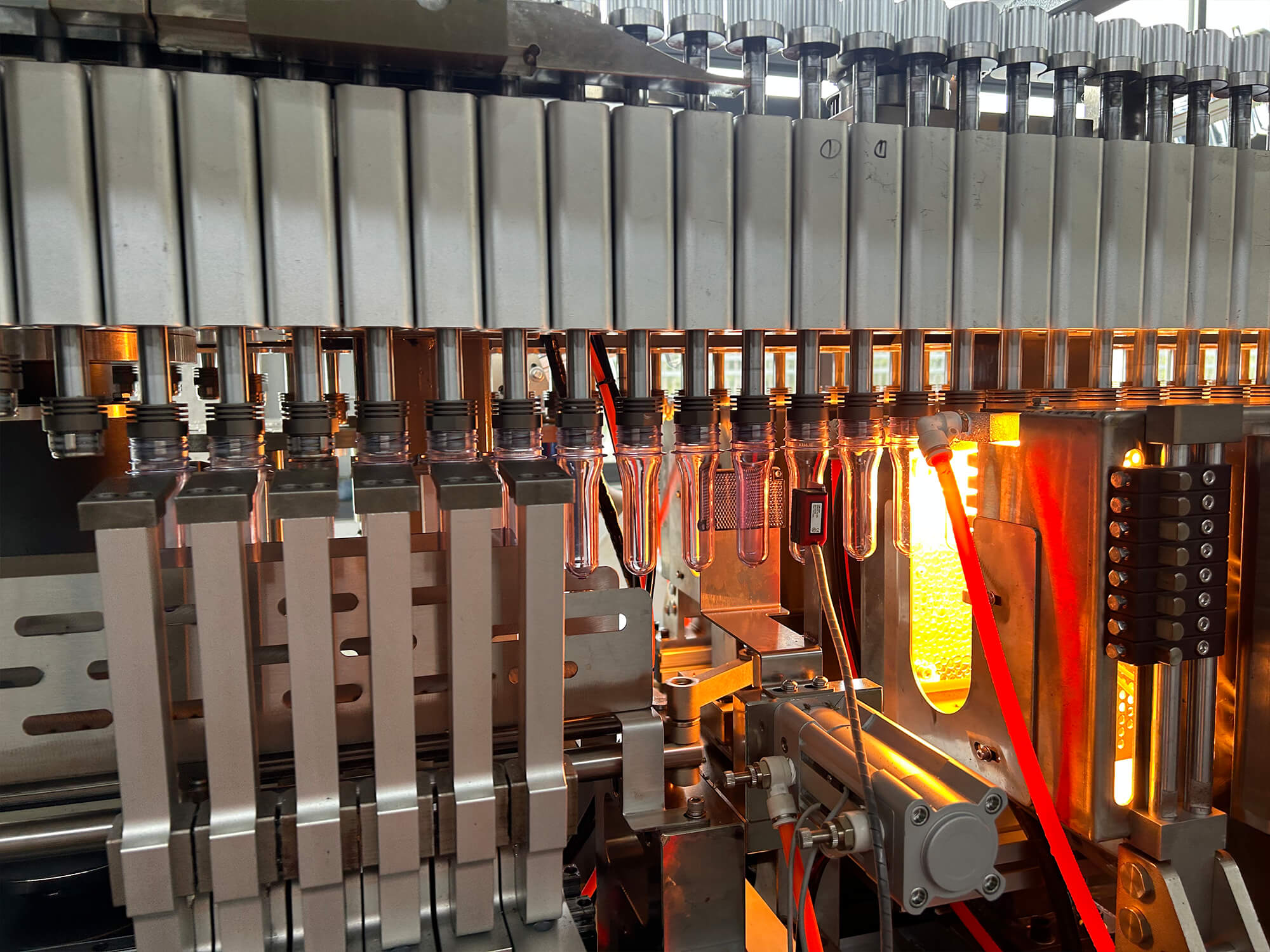 Full-Automatic 4-Cavity Bottle Blowing Machine - Image 4